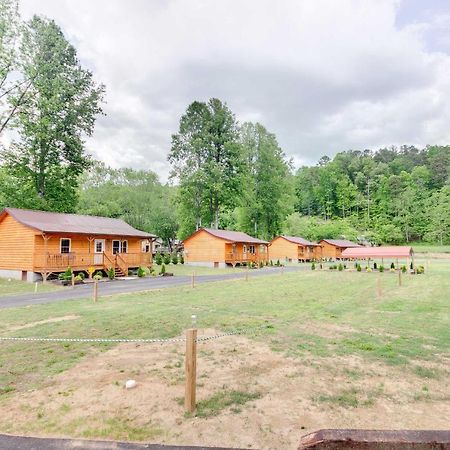 Bears Den Cabin With Porch About 5 Mi To Bryson City! Bagian luar foto