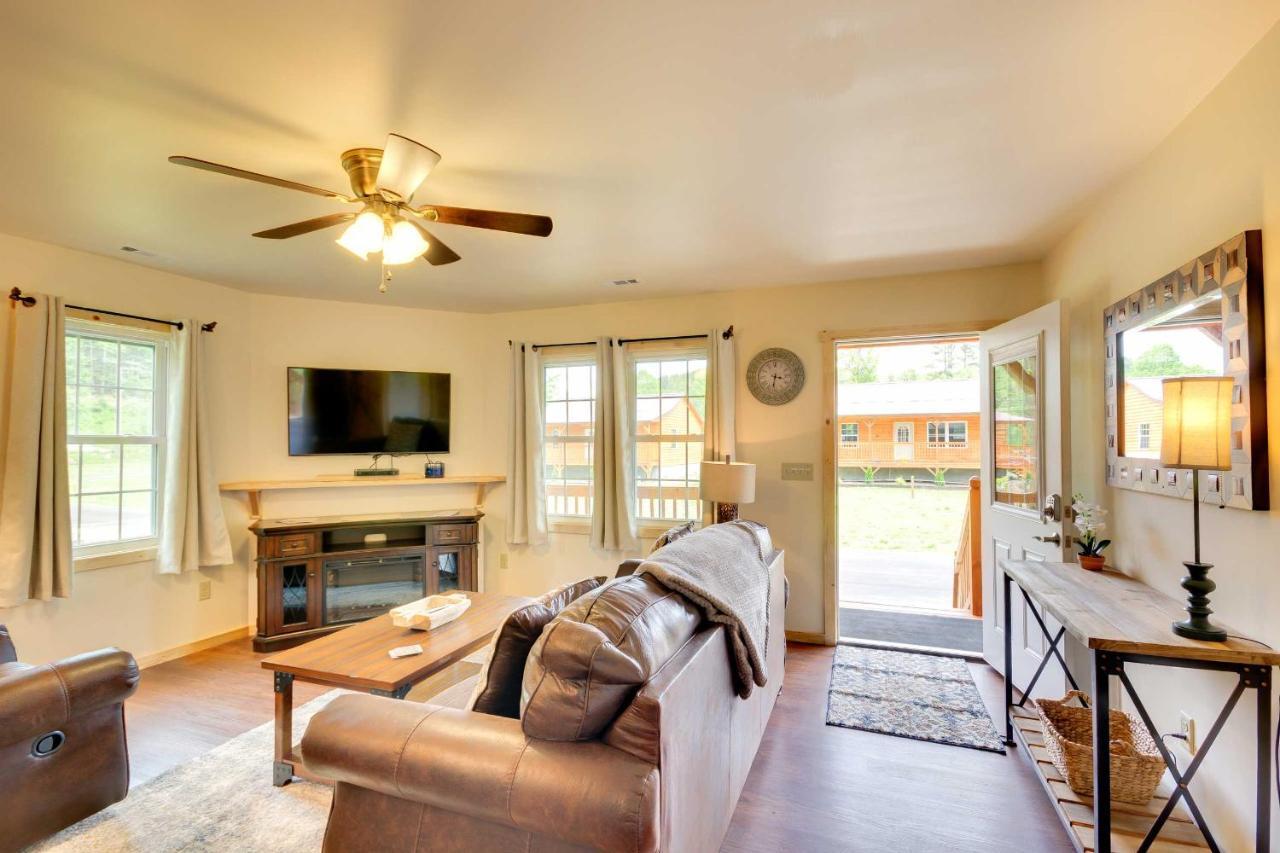 Bears Den Cabin With Porch About 5 Mi To Bryson City! Bagian luar foto